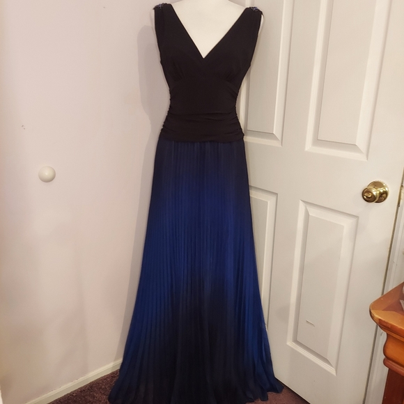 SLNY Dresses & Skirts - V-Neck Pleated Ombré Dress